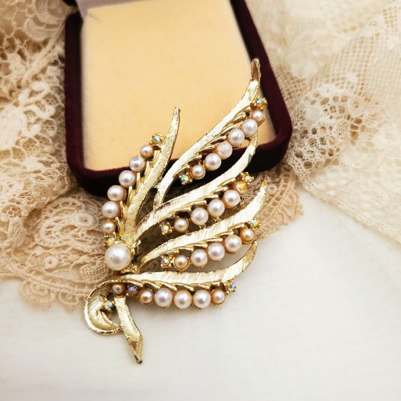 Vintage leaf brooch, Gold tone pin with pearls and AB crystals, Wedding floral - Picture 4 of 8